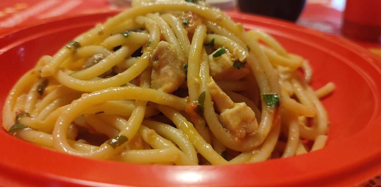 Bucatini con ragù di pesce spada e pomodorini